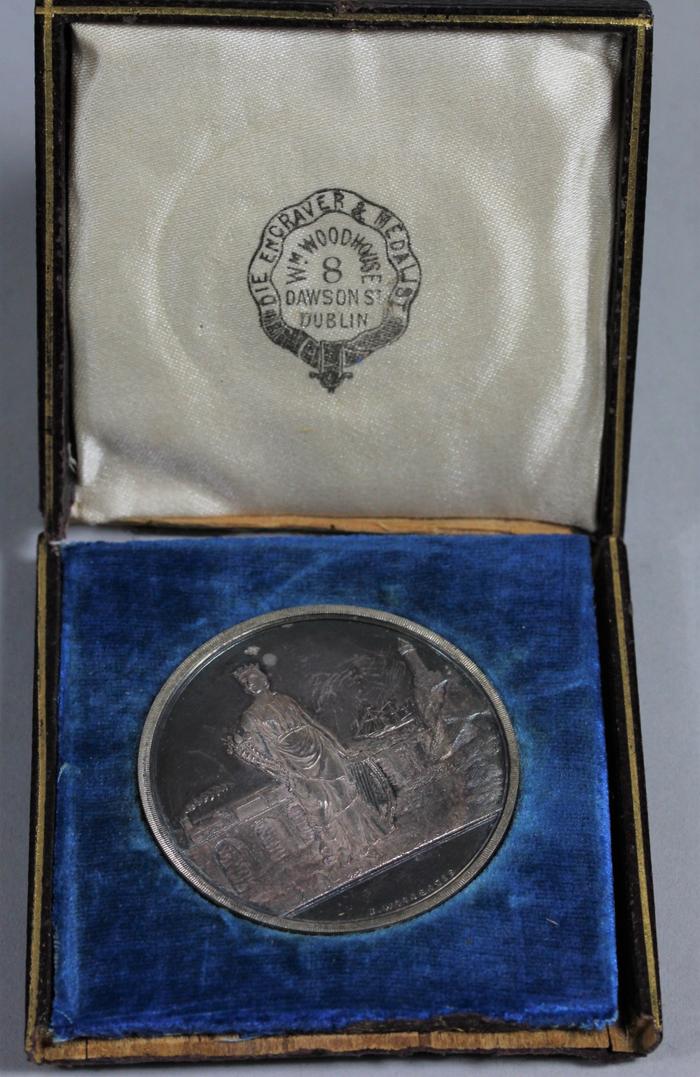 Medal (1976.059)